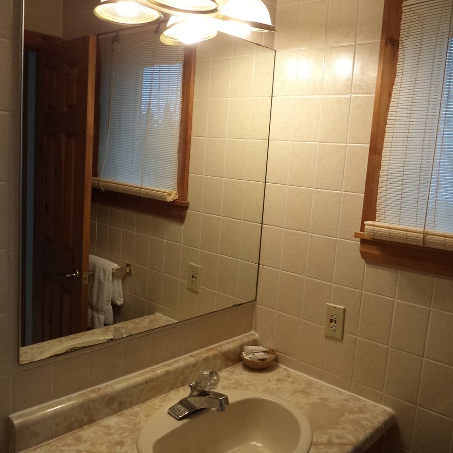 Bay Wind Suites — Bathroom