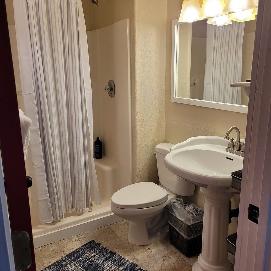 Baycrest Lodge in Homer Alaska — Bathroom