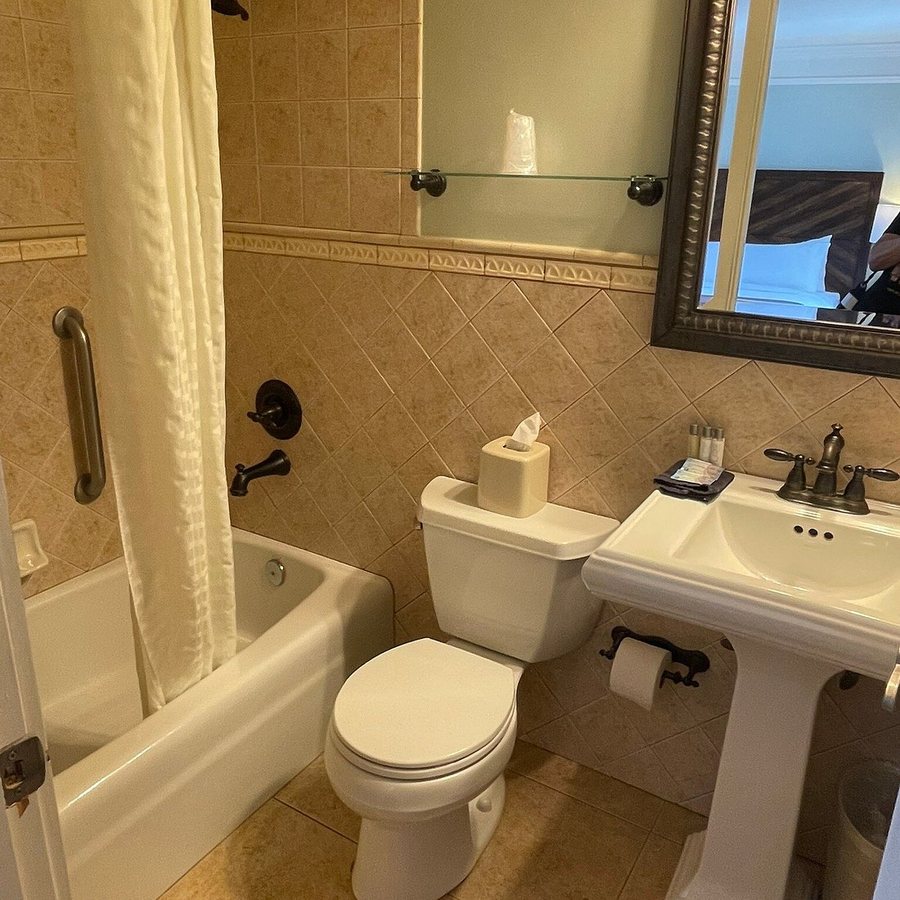 Bayfront Inn — Bathroom