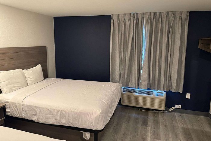 Baymont by wyndam Dickinson North Dakota — Guest room