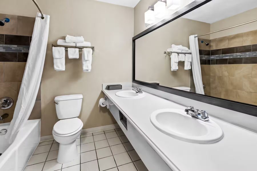 Baymont by Wyndham Acworth — Bathroom