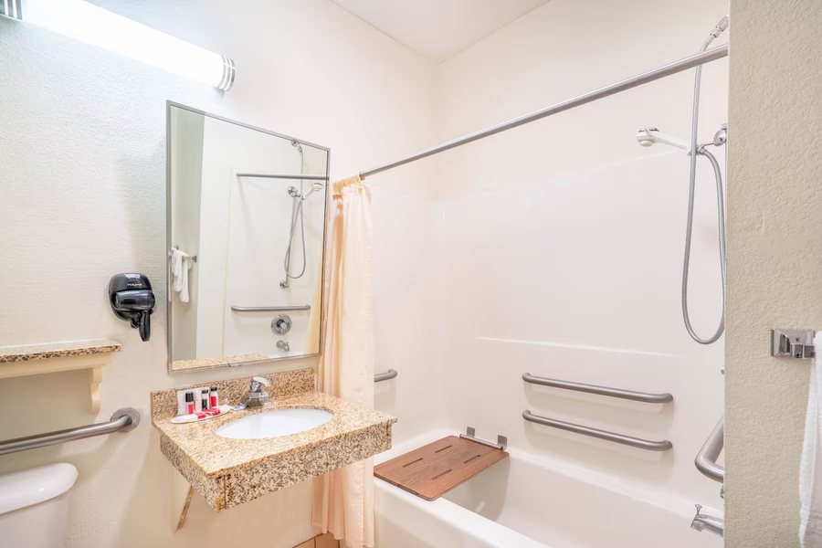 Baymont by Wyndham Albany at Albany Mall — Bathroom
