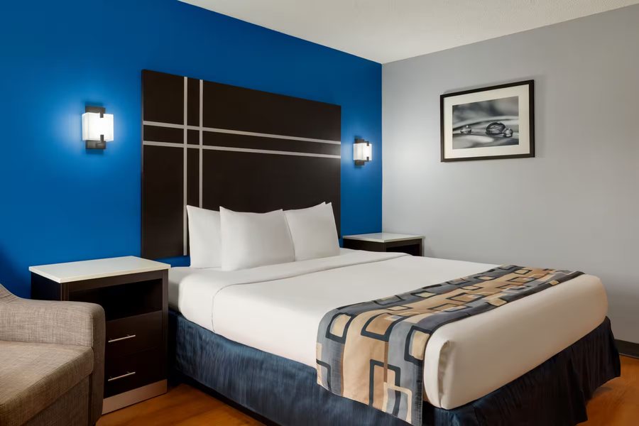 Baymont by Wyndham Albany at Albany Mall — Guest room