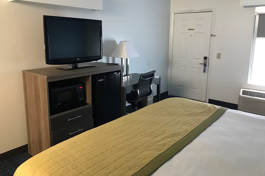 Baymont by Wyndham Anderson Clemson — Guest room