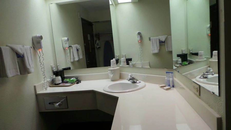 Baymont by Wyndham Arlington at Six Flags Dr — Bathroom