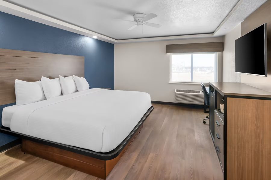 Baymont by Wyndham Arlington at Six Flags Dr — Guest room