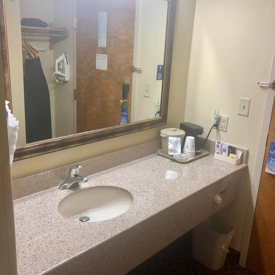 Baymont by Wyndham Asheville Biltmore — Bathroom