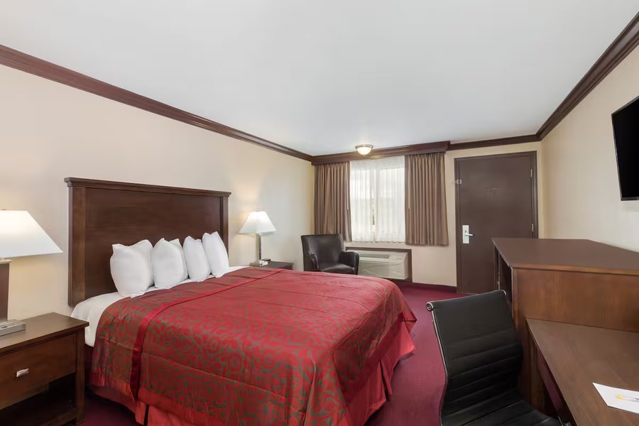 Baymont by Wyndham Auburn — Guest room