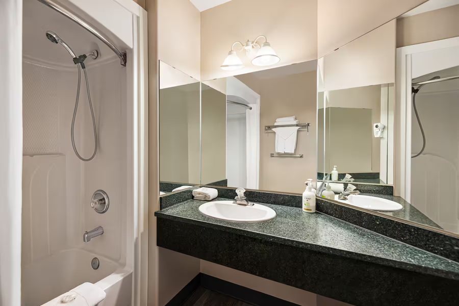 Baymont by Wyndham Auburn Hills South — Bathroom