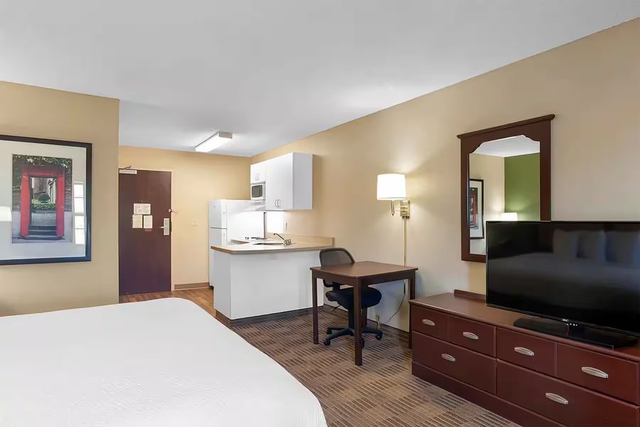 Baymont by Wyndham Auburn Hills South — Guest room