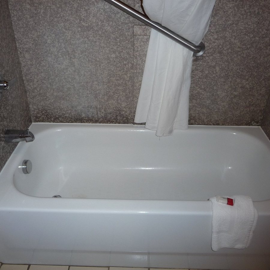 Baymont by Wyndham Augusta Riverwatch Augusta Georgia — Bathroom