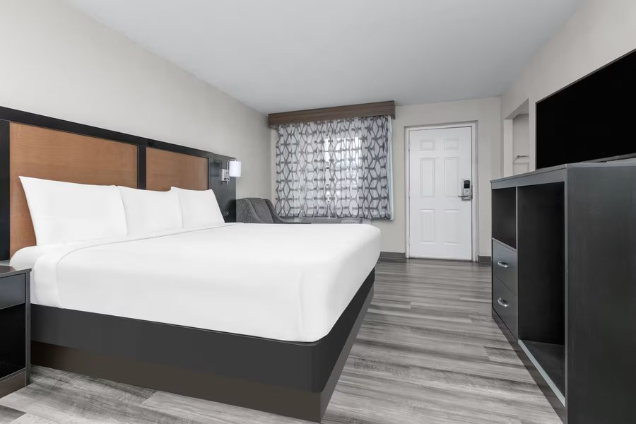 Baymont By Wyndham Austin University Area — Guest room