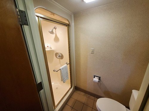 Baymont by Wyndham Barstow Historic Route 66 — Bathroom