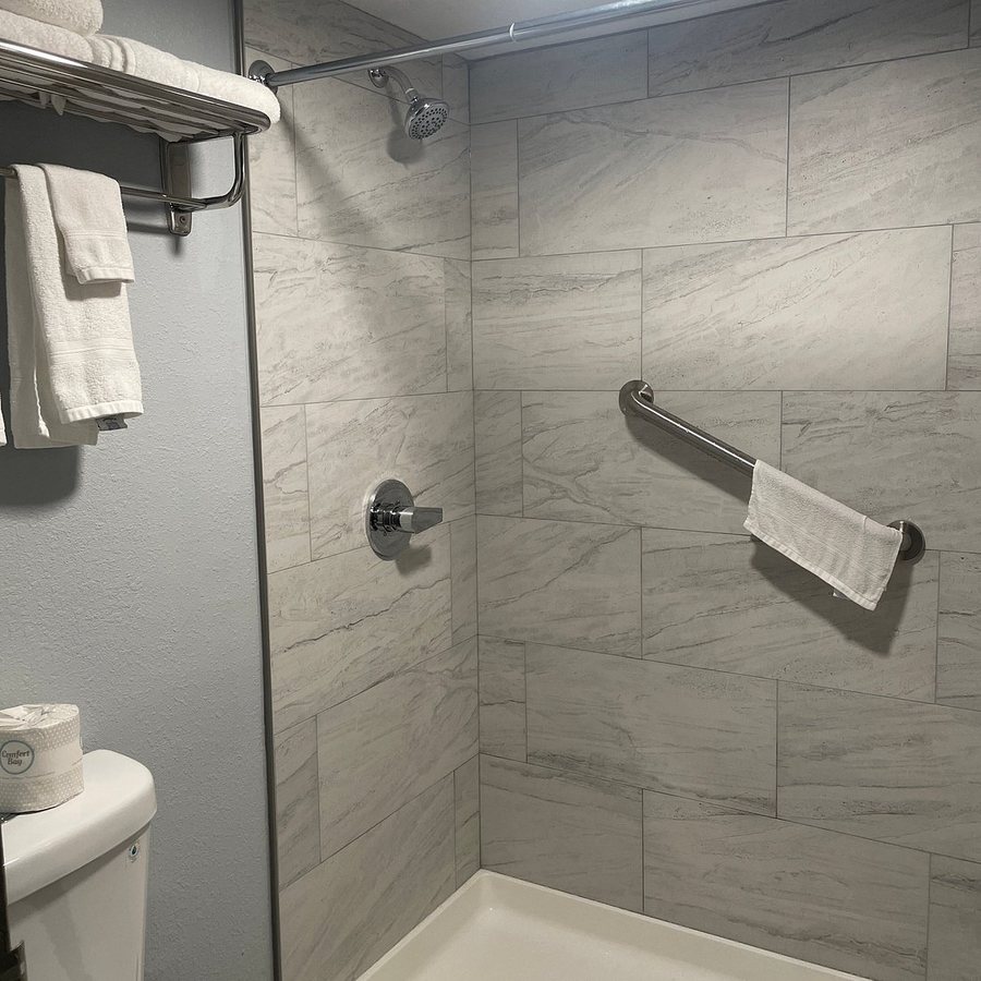 Baymont By Wyndham Batavia Darien Lake — Bathroom