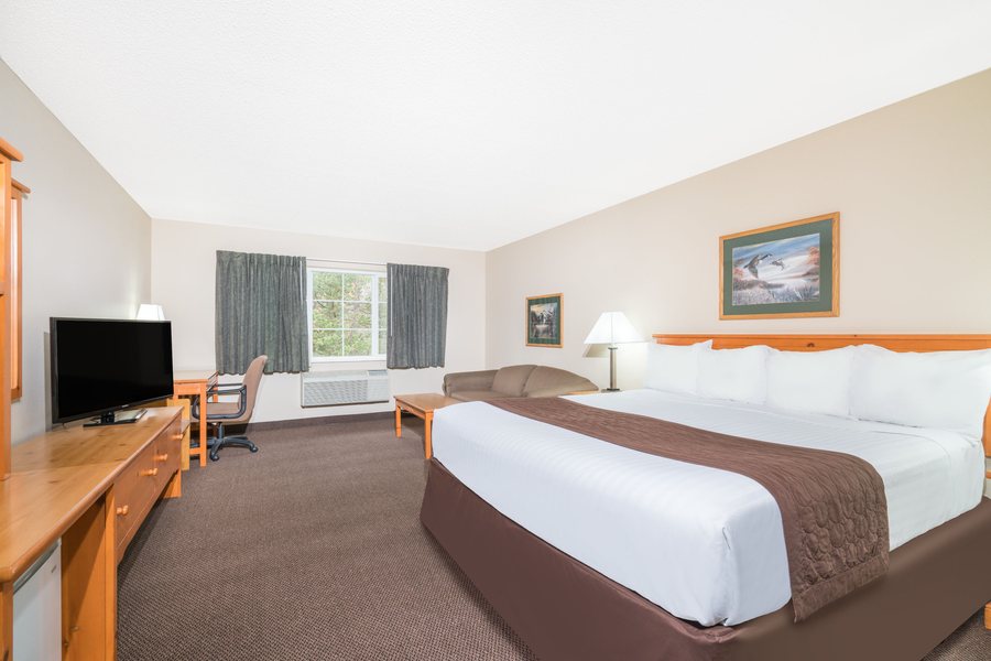 Baymont by Wyndham Baxter Brainerd Area — Guest room