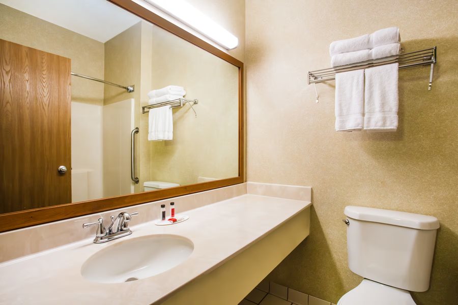 Baymont by Wyndham Billings — Bathroom