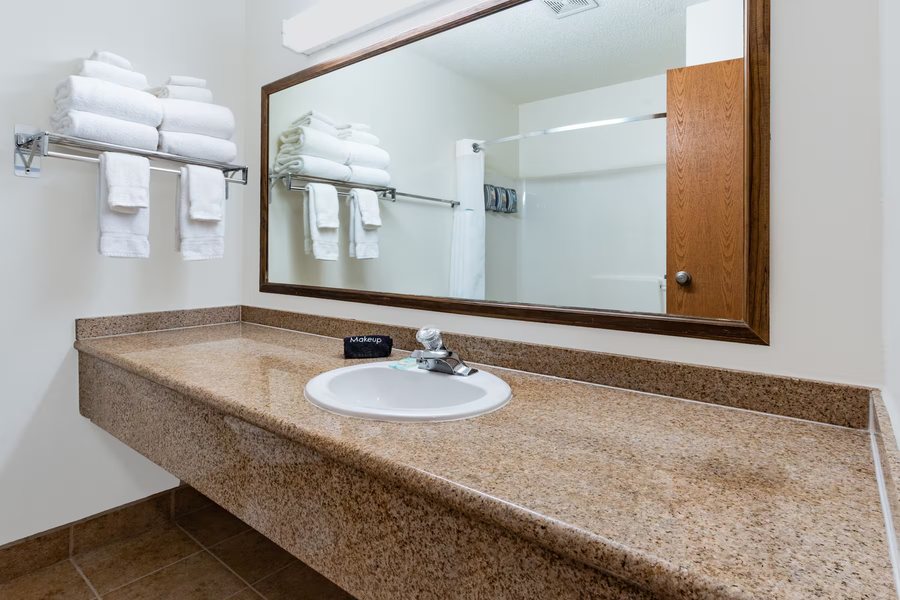 Baymont by Wyndham Bozeman — Bathroom