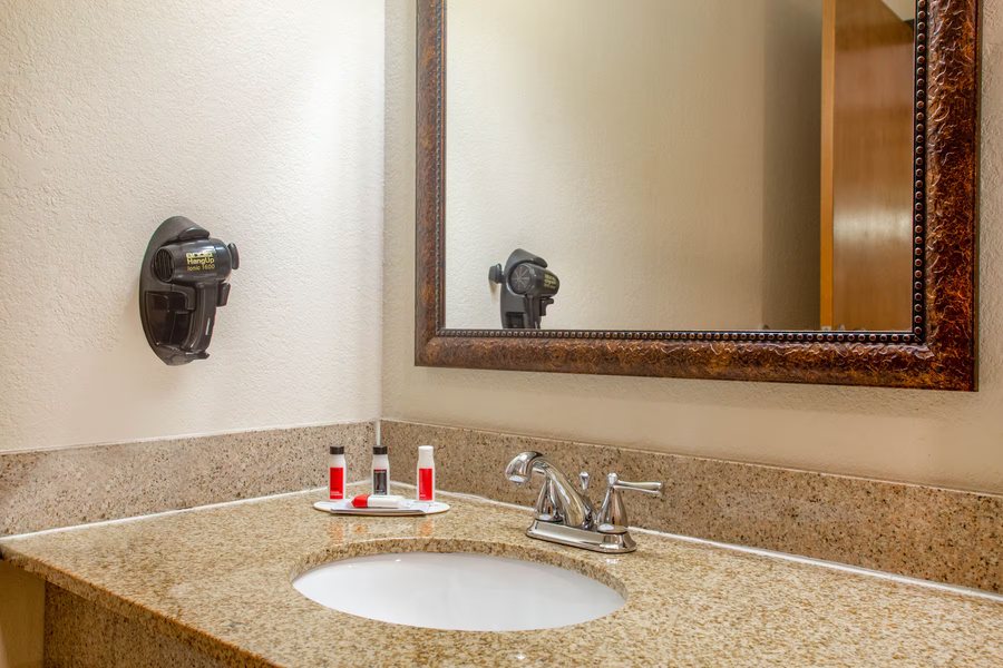 Baymont by Wyndham Branson On the Strip — Bathroom