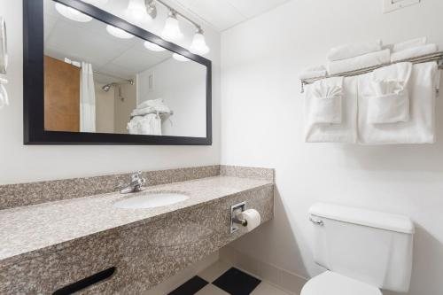 Baymont By Wyndham Branson Thousand Hills — Bathroom