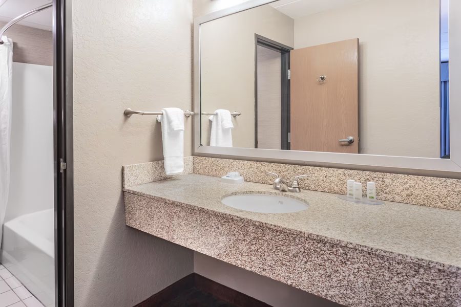 Baymont By Wyndham Brooklyn Center — Bathroom