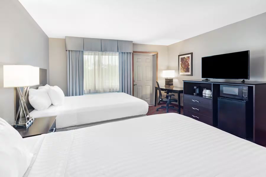 Baymont By Wyndham Brooklyn Center — Guest room