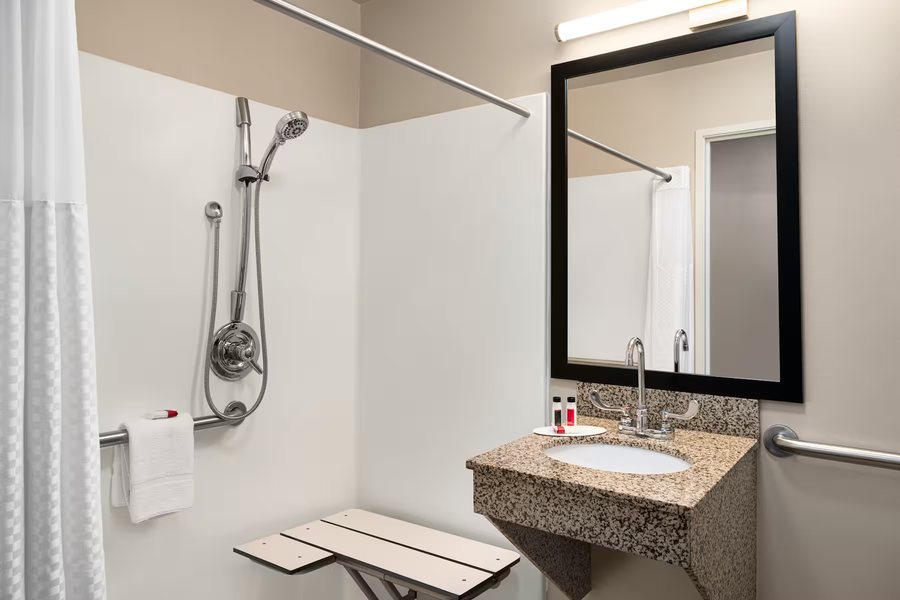 Baymont by Wyndham Buffalo — Bathroom