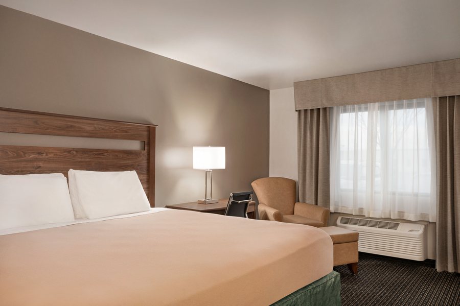 Baymont by Wyndham Buffalo — Guest room