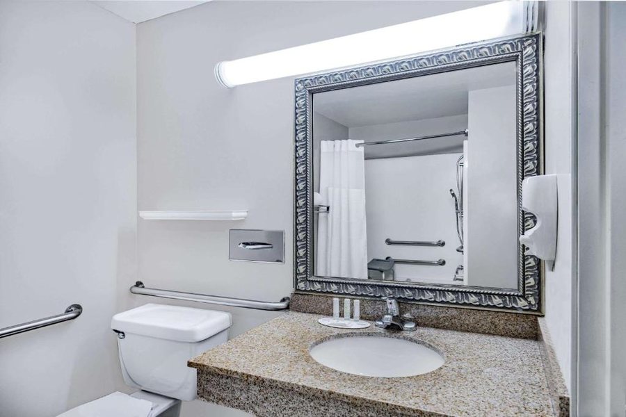 Baymont By Wyndham Cambridge — Bathroom