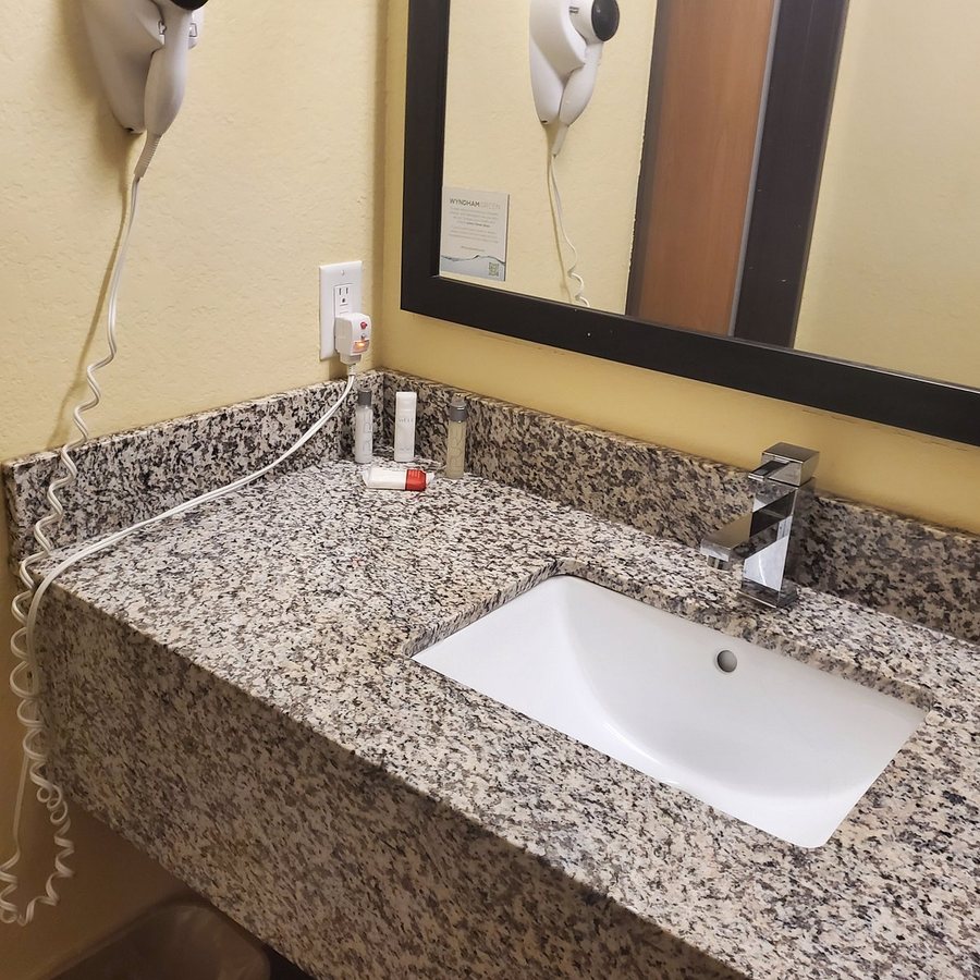 Baymont by Wyndham Cedar Rapids — Bathroom