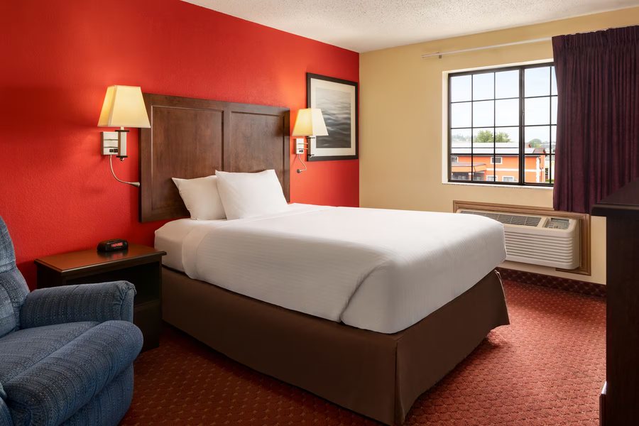 Baymont by Wyndham Cedar Rapids — Guest room