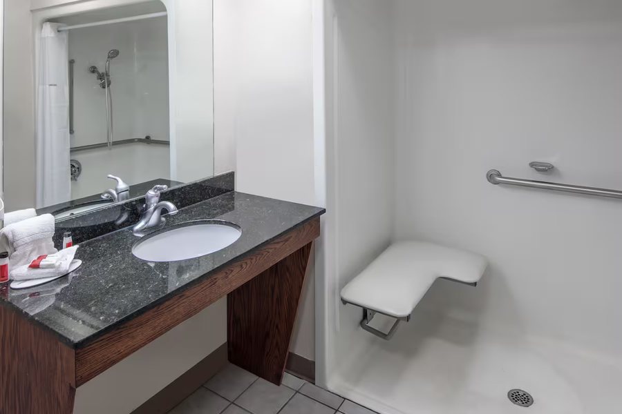 Baymont by Wyndham Cleveland — Bathroom