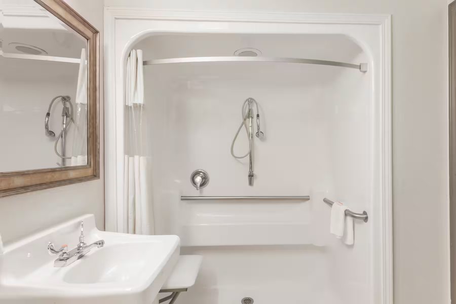 Baymont by Wyndham Clute Lake Jackson — Bathroom