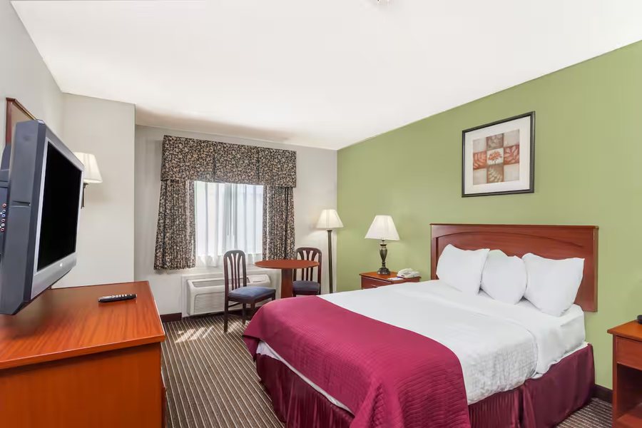 Baymont by Wyndham Clute Lake Jackson — Guest room
