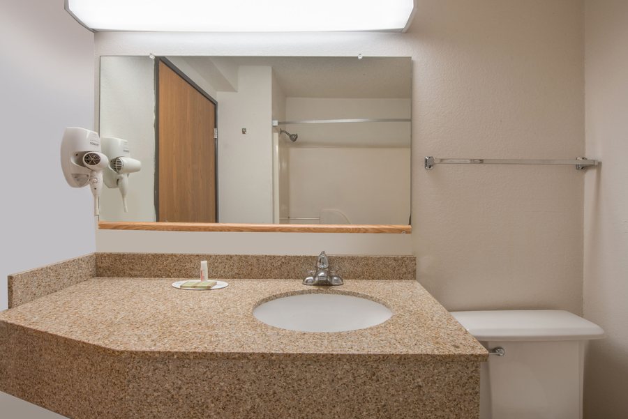 Baymont by Wyndham College Station — Bathroom
