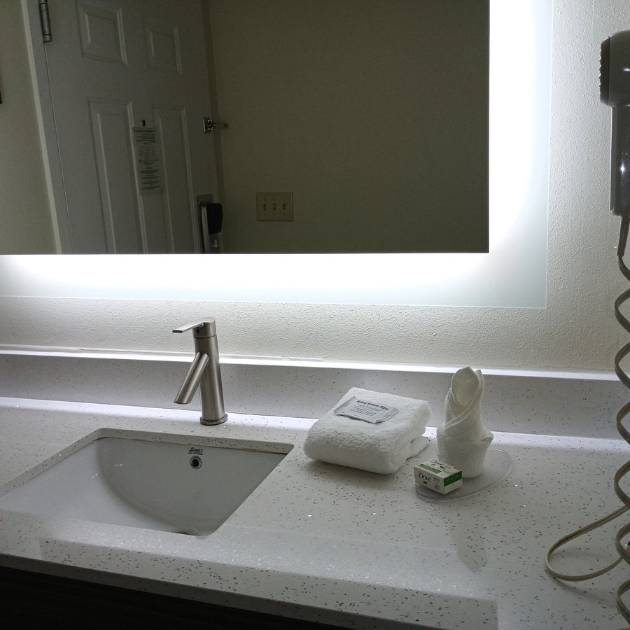 Baymont by Wyndham Columbia Maury — Bathroom