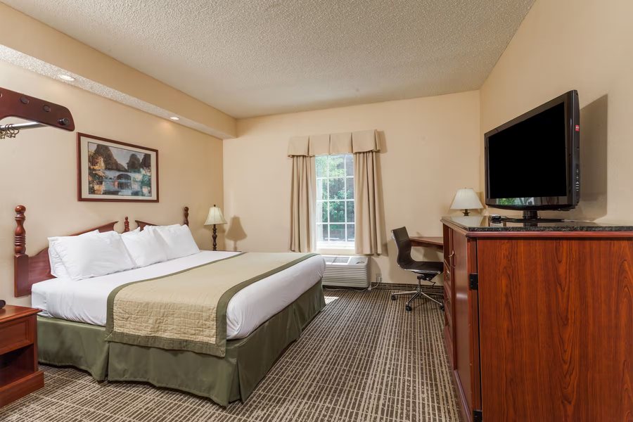 Baymont by Wyndham Columbia Maury — Guest room