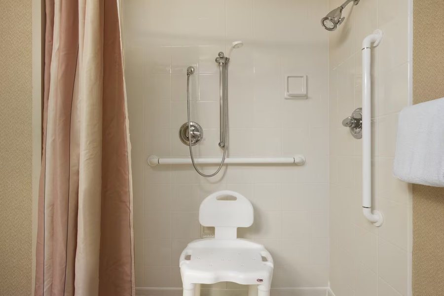 Baymont by Wyndham Columbia Northwest — Bathroom