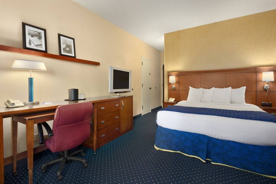Baymont by Wyndham Columbia Northwest — Guest room