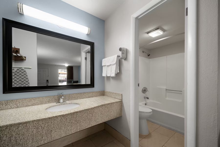 Baymont by Wyndham Covington — Bathroom