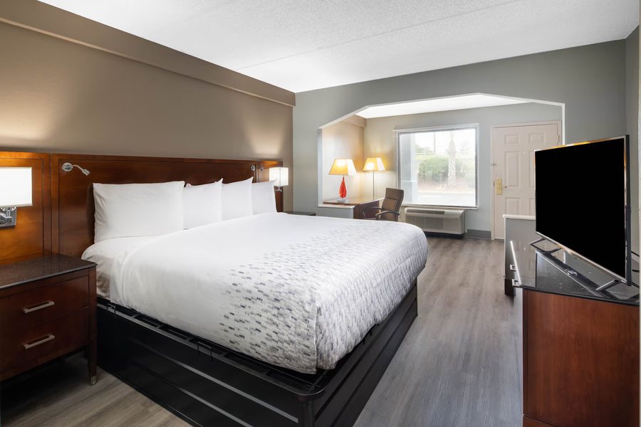 Baymont by Wyndham Covington — Guest room