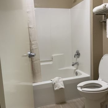 Baymont by Wyndham Crestview — Bathroom