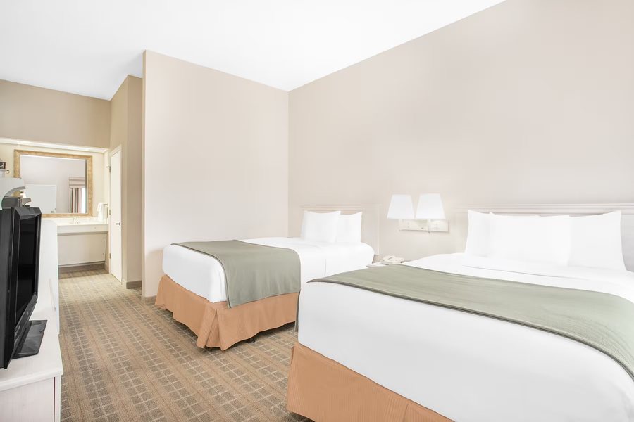 Baymont by Wyndham Crestview — Guest room