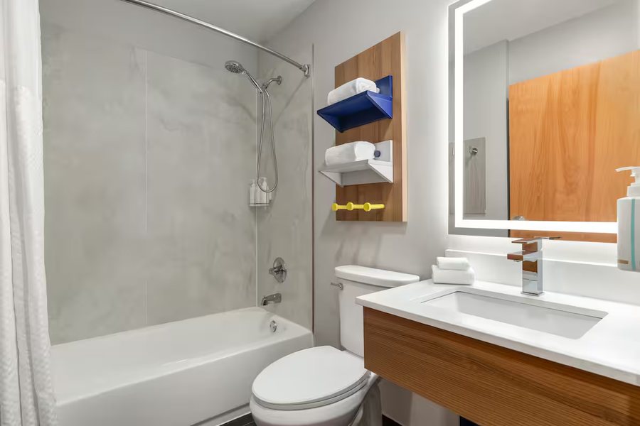 Baymont by Wyndham Culpeper — Bathroom