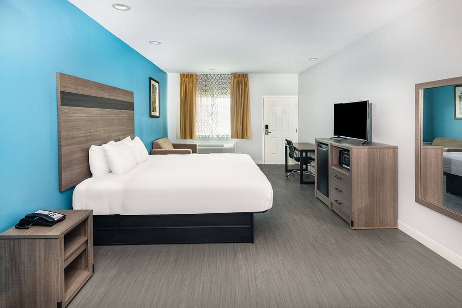 Baymont by Wyndham Culpeper — Guest room