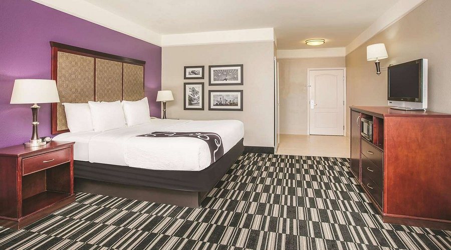 Baymont by Wyndham Dallas South DeSoto — Guest room