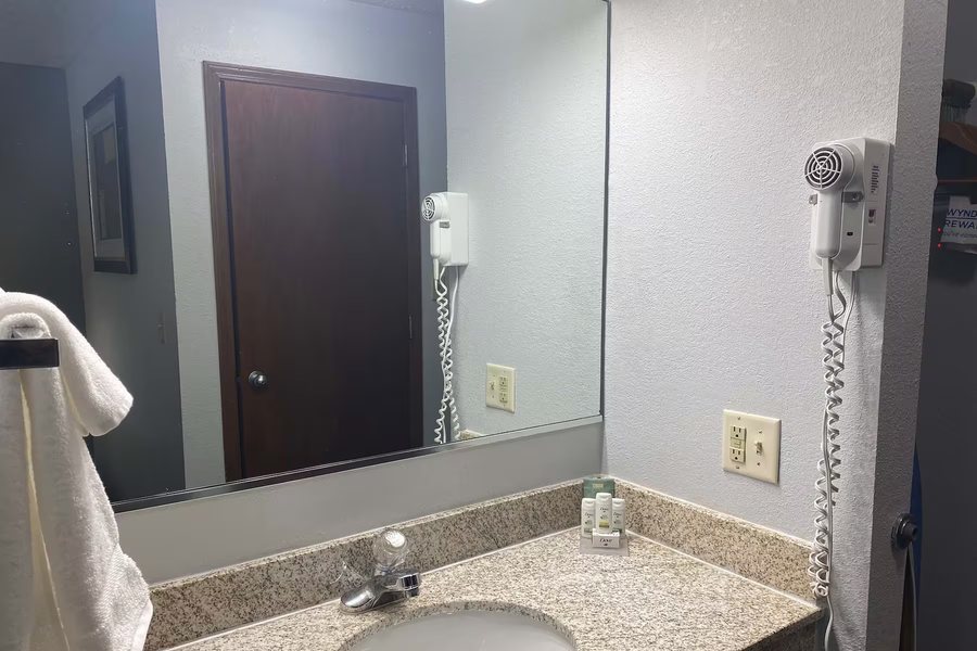 Baymont By Wyndham Danville Il — Bathroom