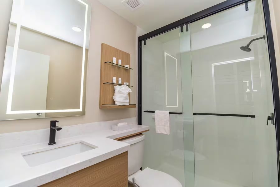 Baymont by Wyndham Davenport — Bathroom