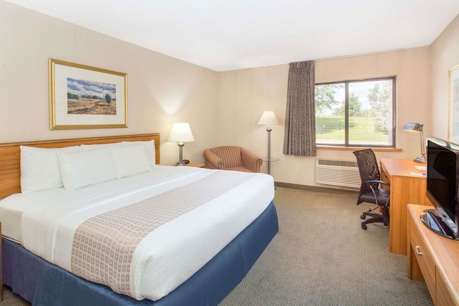 Baymont by Wyndham Davenport — Guest room