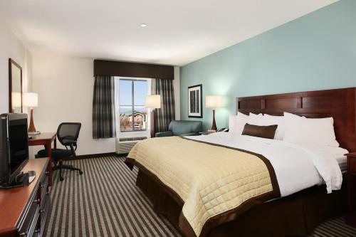 Baymont by Wyndham Denver International Airport — Guest room