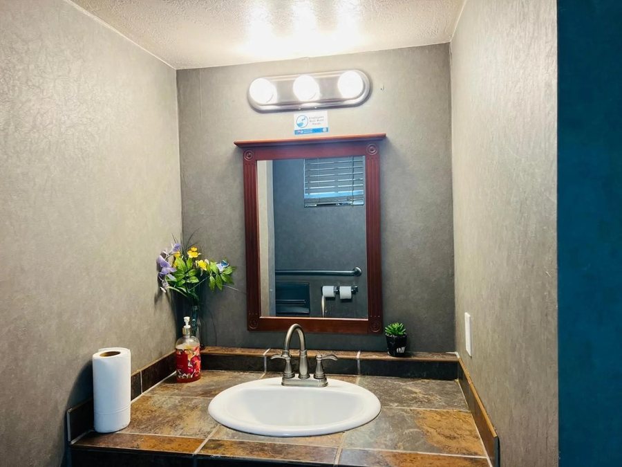 Baymont by Wyndham Durango — Bathroom